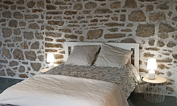 Junhac Apartment | Country room with garden