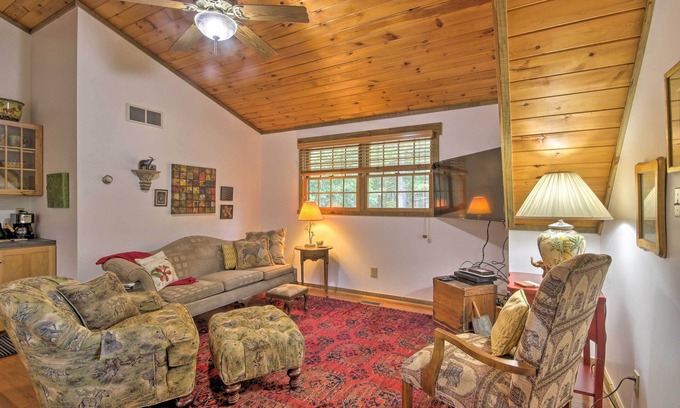 Berkeley Springs Cabin | Couples Cabin - 5 Mi to DT Berkeley Springs!