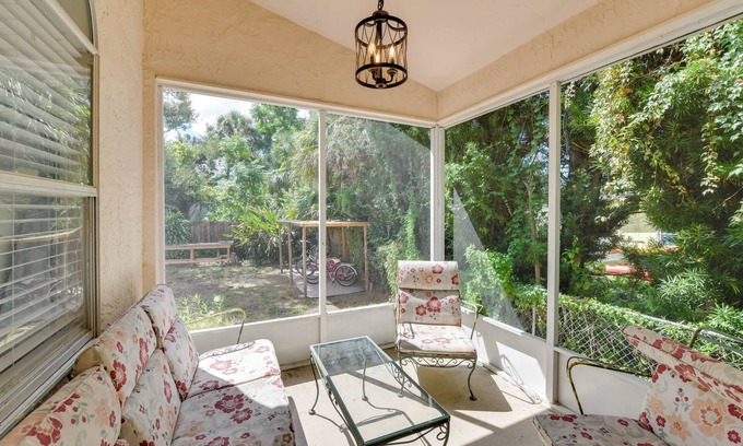 Laurel Apartment | Couple’s Getaway Near Historic Downtown Venice!