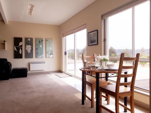 Sandford House | Couples Retreat with Mountain View Near Hobart