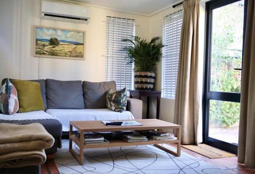 Stellenbosch Apartment | Courtyard Studio lights and wi fi during load shedding