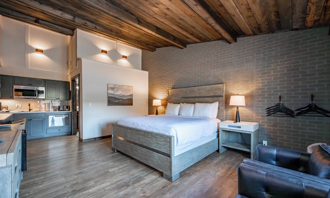 Thayerville Hotel | Cove Creek Lodge 208: Accessible King Room ADA