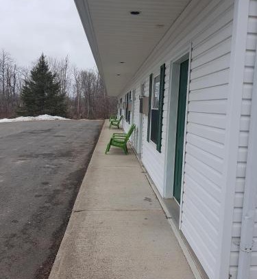 Sussex Hotel | Covered Bridge Inn & Suites