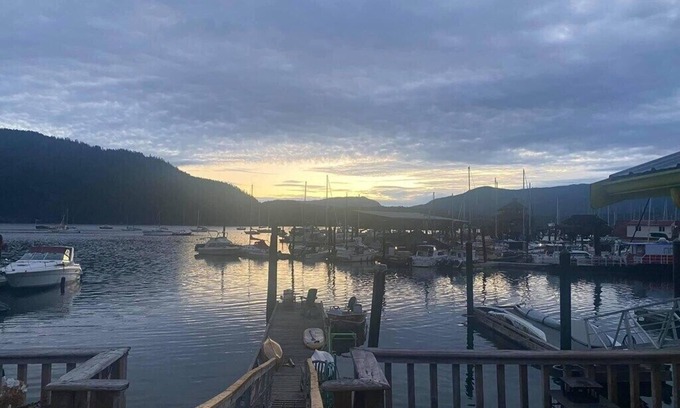 Cowichan Bay House | Cowibbean Cottage Uniquely situated over the ocean