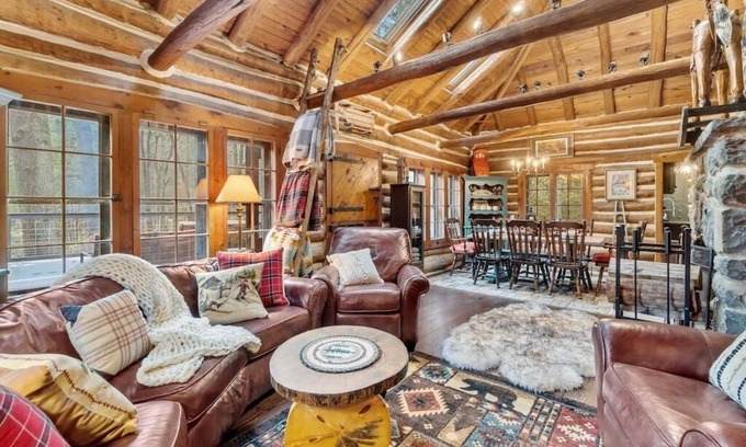 East Stroudsburg Cabin | Coziest Creek Cabin- Idyllic, Authentic, Poconos