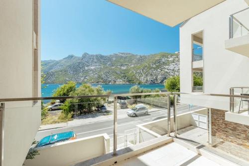 Risan Apartment | Cozy 1 bed apt with front row views of the sea