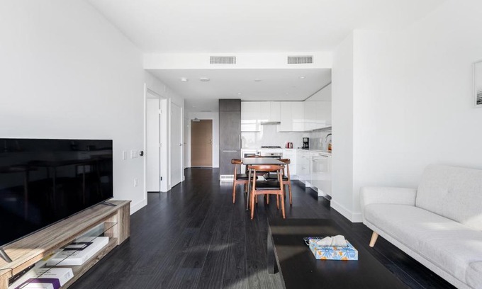 Metrotown Apartment | Cozy 1-Bedroom Apt in Burnaby Free Parking
