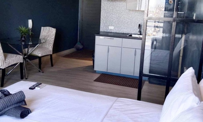 Valenzuela Condo | Cozy 1-bedroom condo in welcoming Makati with WiFi, AC, fitness room