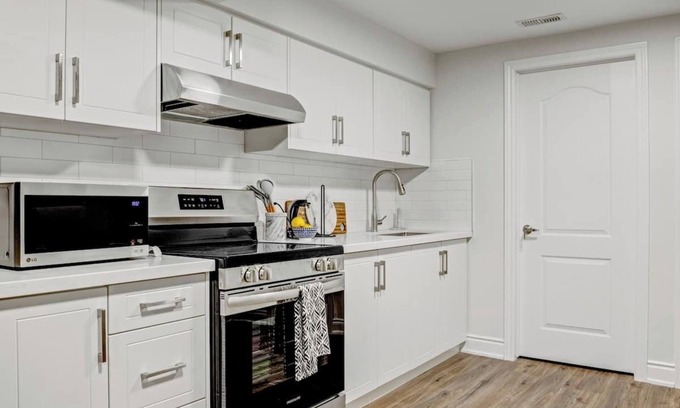 Churchill Meadows Apartment | Cozy 1-bedroom with Full Kitchen, workspace, WiFi and AC in charming Mississauga