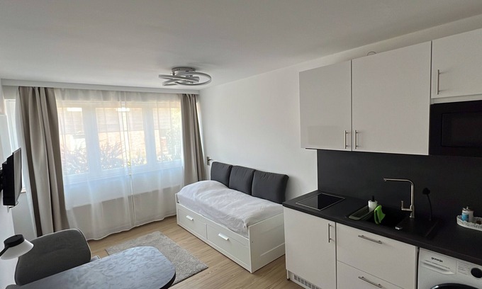 Bothfeld-Vahrenheide Apartment | Cozy 1-room studio with private entrance - right next to the forest.