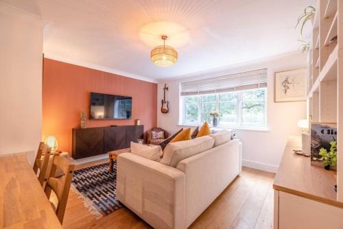 Ascot Apartment | Cozy 1BR Opposite Ascot Racecourse, Free Parking