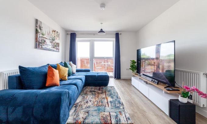 West Thurrock Apartment | Cozy 1BR with Feature Balcony near Lakeside Shopping Centre, Thurrock