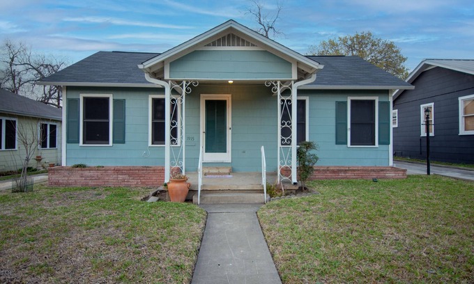Highland Park House | Cozy 2 Bdrm/1 Bath/Pet Friendly Home Close To Downtown.