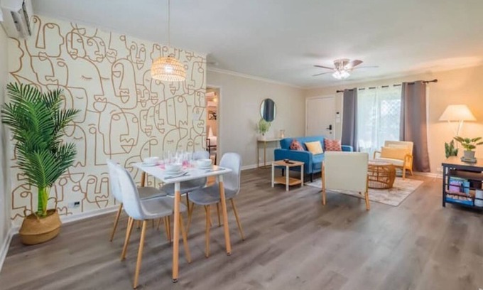 North San Antonio - SAT House | Cozy 2 bed near Downtown with backyard & firepit
