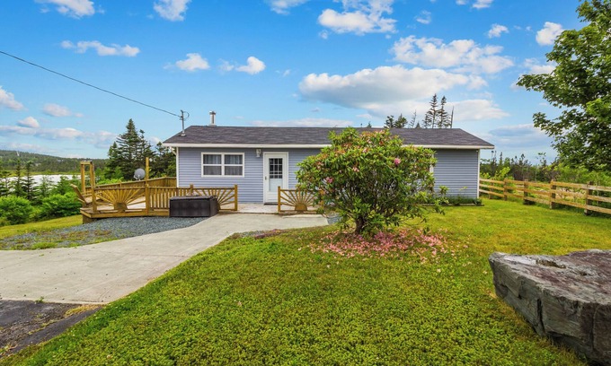 Terra Nova House | Cozy 2-bedroom bungalow in the country but minutes to the highway!
