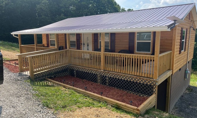 Bluewell Cabin | Cozy 2-bedroom cabin with WiFi, AC in delightful Rock. 2 minutes from trails.