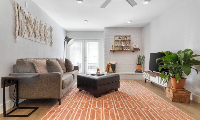 North Loop Condo | Cozy 2-bedroom condo with AC and WiFi in lovely Austin