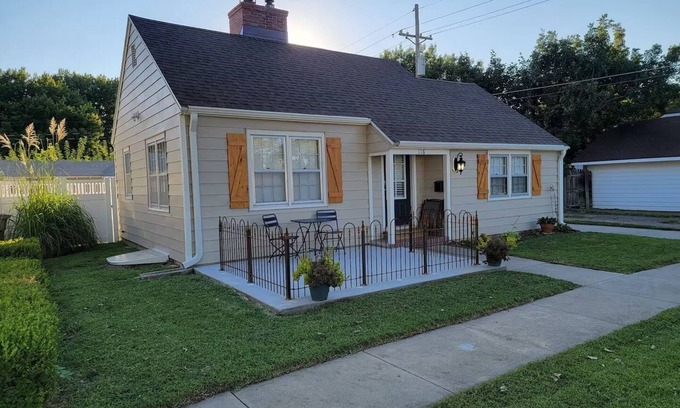Grand Island Cottage | Cozy 2-bedroom cottage in charming Grand Island with WiFi, AC