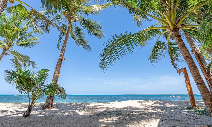 Santa Fe House | Cozy 2-bedroom house in Bantayan Island with Starlink WiFi and AC.