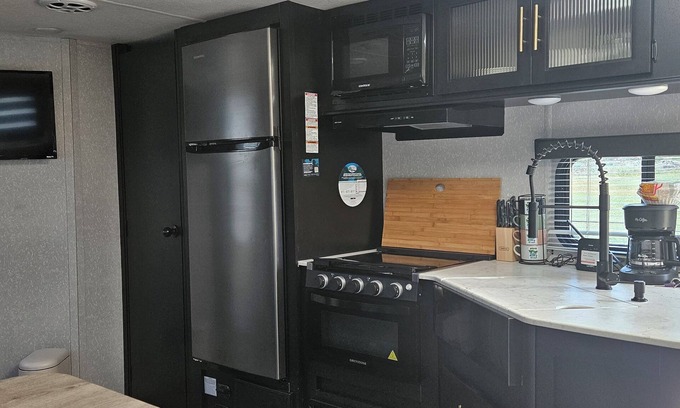 Caimital Bajo House | Cozy 2-bedroom mobile home with WiFi, AC & Jacuzzi