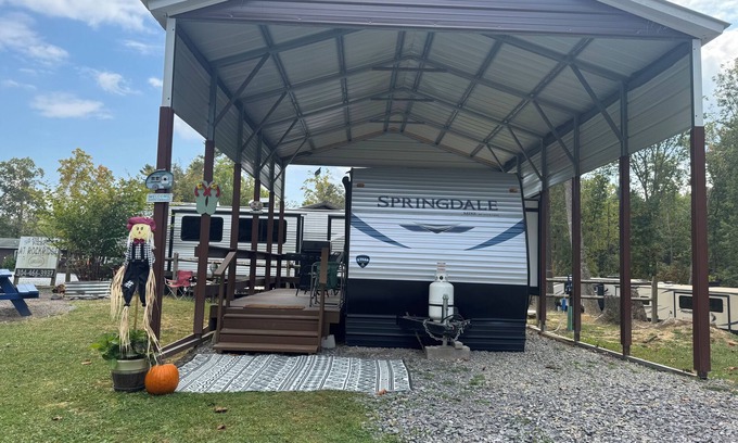 Pipestem House | Cozy 2-bedroom RV in amazing Pipestem with AC, WiFi and Heat Smart TV