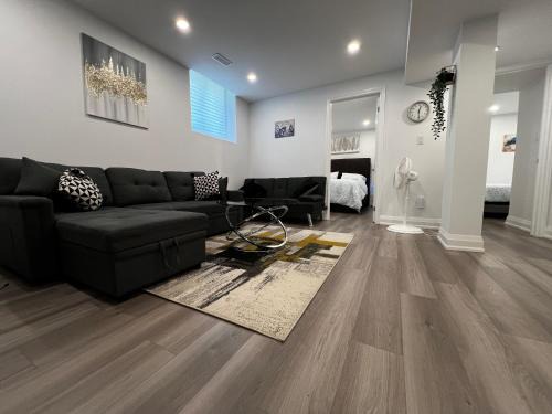 Erin Mills Apartment | Cozy 2 Bedrooms Modern Basement Suite with Private entrance, Kitchen and parking