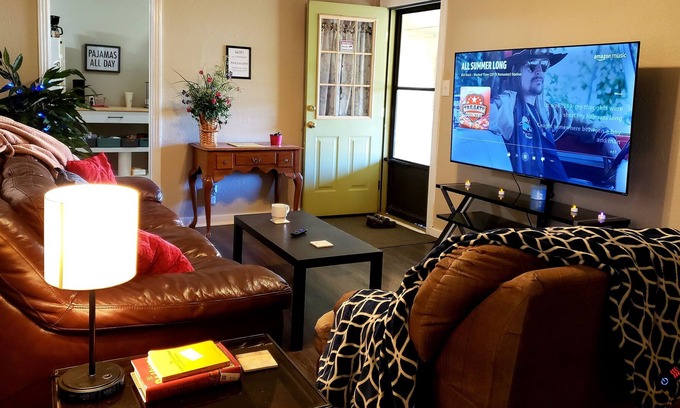 Portales House | COZY & 2 blocks to ENMU~Perfect for single travelers, couples, or small families