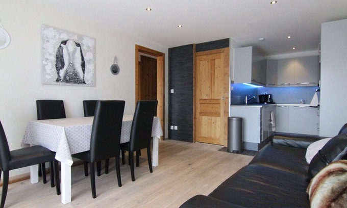 Jeux Apartment | Cozy 2-Room Apartment for 6 with Balcony, Ski Storage, and Prime Location near Slopes and Center