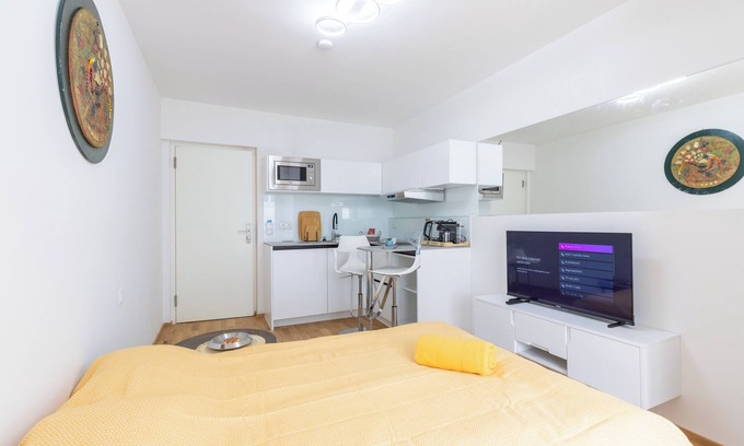 Hernals Apartment | Cozy 2BR Getaway w/Balcony 3Km to City by Tram Dog Friendly