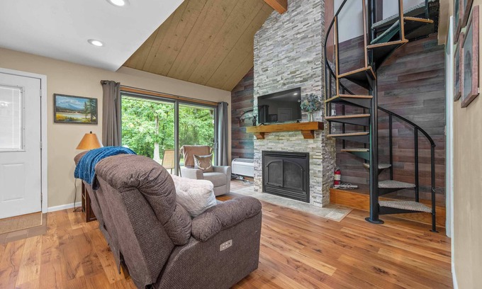 Hill City House | Cozy 2BR + Loft | Resort Townhome Retreat | Near Trails, Golf, Dock Access