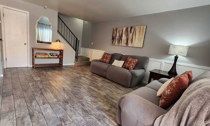 Mesa House | Cozy 2BR - Patio - Pet Friendly