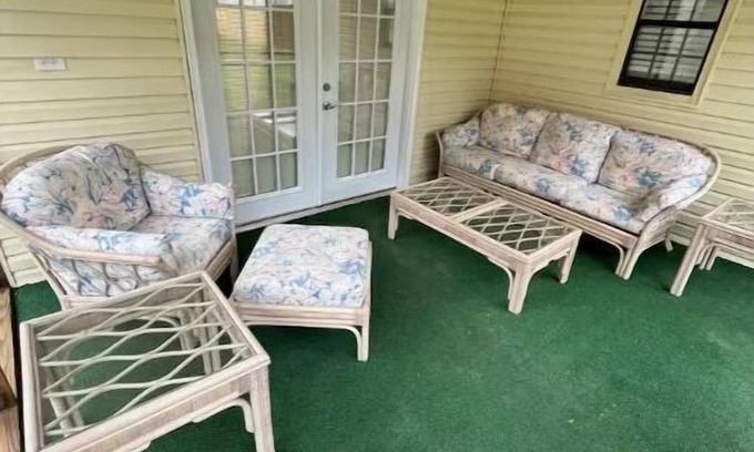 Stollings House | Cozy 3BR home close to trails.