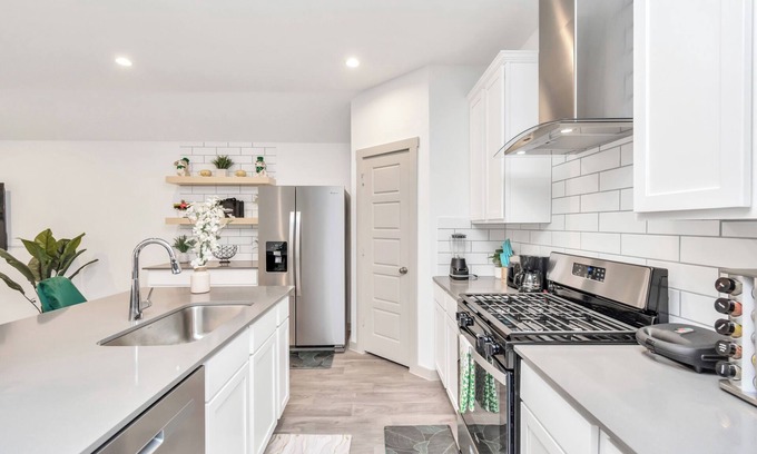Southeast Houston House | Cozy 3BR W/Backyard Near NRG & Downtown