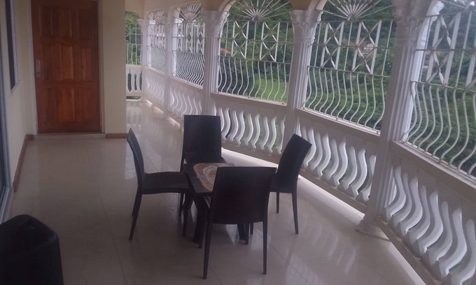 Runaway Bay Villa | Cozy 8 - Bedroom Villa Retreat - Spacious, Serene and Stunning!