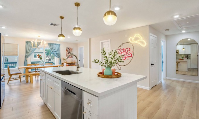 South Central Houston House | Cozy 90°F Heated Pool & Spa /3BR 3BA /Balcony