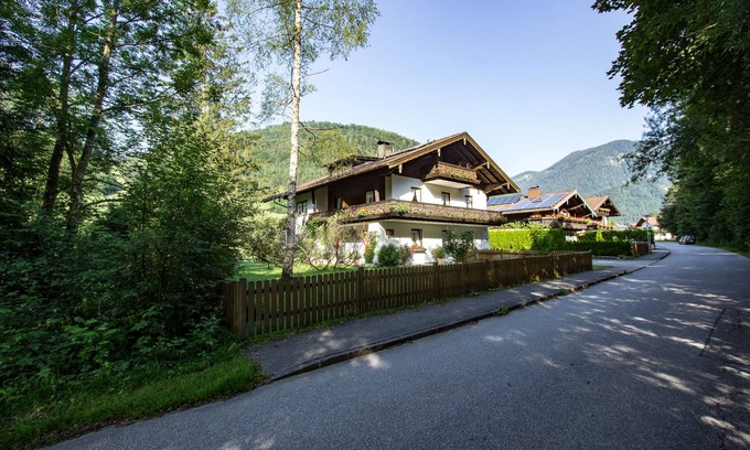 Weissbach an der Alpenstrasse Apartment | Cozy apartment with south-facing balcony