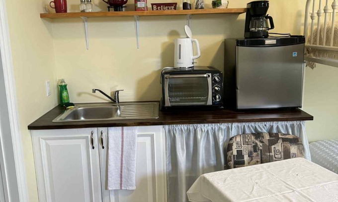 Vankleek Hill Apartment | Cozy ACCESSIBLE oasis with AC, WiFi, Kitchenette in charming Vankleek Hill