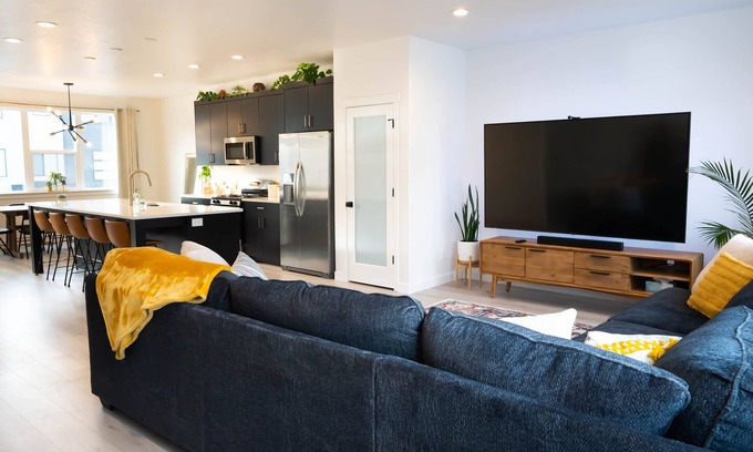 American Fork House | ✨Cozy and Modern 4BD Townhome 📺 w/86 inch Television ✨