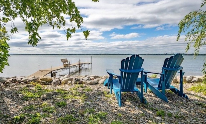 Cressy Cottage | Cozy and Scenic Lakefront Cottage in Prince Edward County.