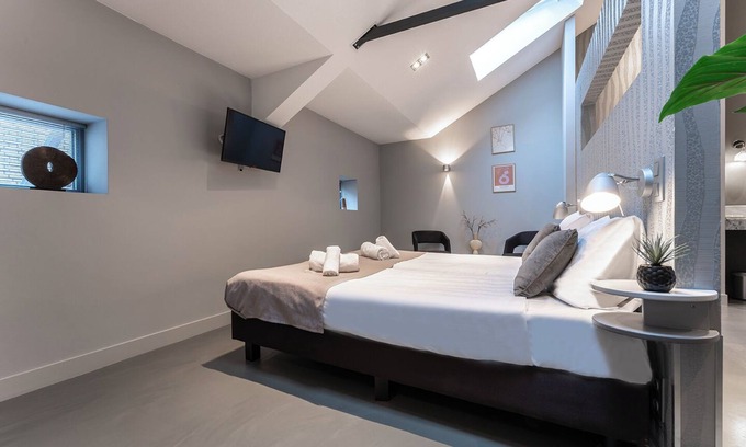 Oss House | Cozy and stylish room near Oss highlights, with free parking and fast WiFi for a comfortable and convenient stay.