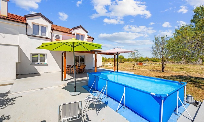 Velim Apartment | Cozy apartment in Dragisici with WiFi