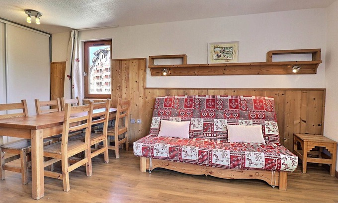 La Perriere Apartment | Cozy Apartment in La Tania – Ski-in/Ski-out, Sleeps 6, With Balcony