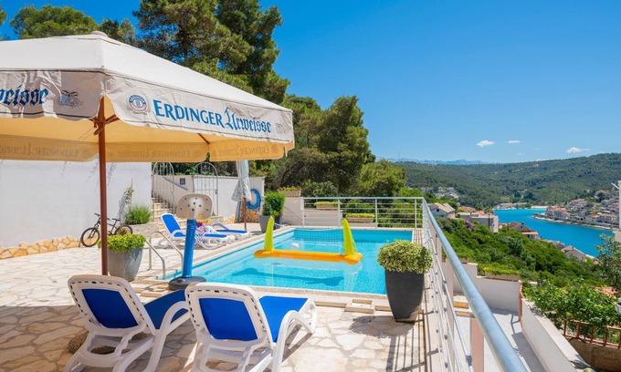 Pucisca Apartment | Cozy apartment in Pucisca with WiFi