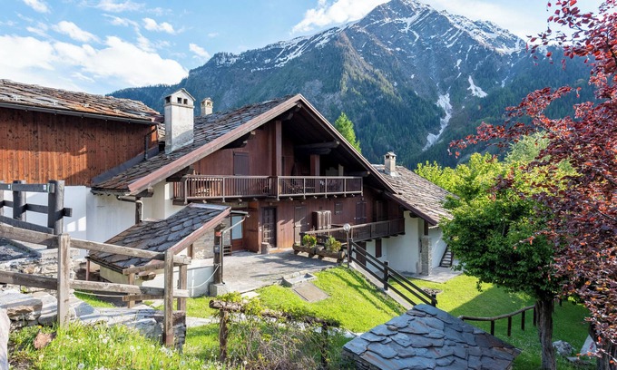 Verrand Apartment | Cozy Apartment with Garden in Courmayeur, Courmayeur, Italy
