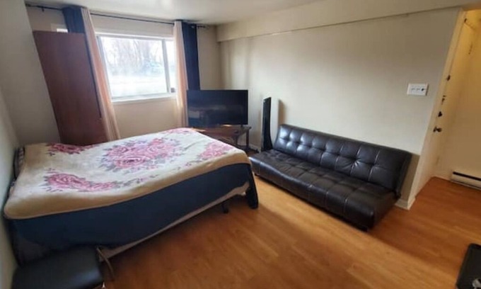 LaSalle Apartment | Cozy Apartment with Parking, River View, 15 minutes Downtown