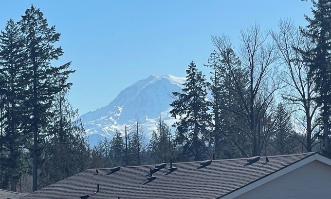 South Hill House | Cozy Basement - in charming Puyallup