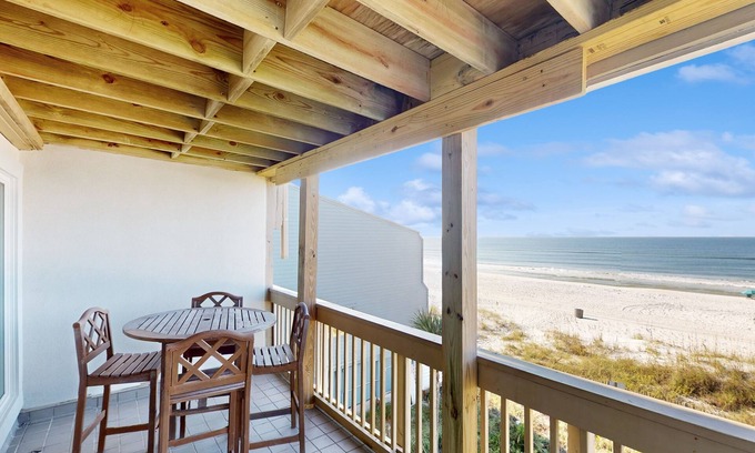 Sunnyside House | Cozy beachfront home with private deck and beach access