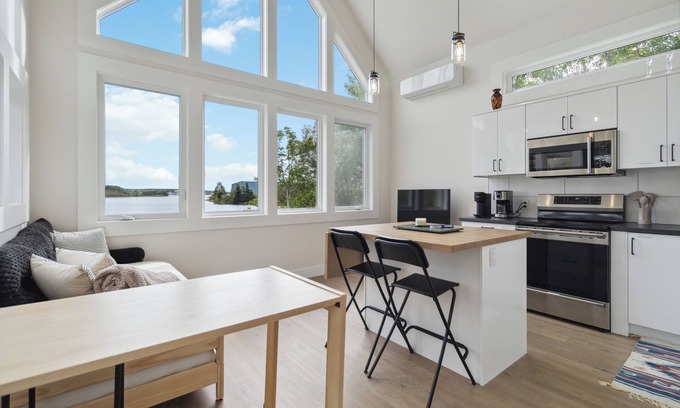 Shelburne House | Cozy Bells Cove Retreat – Stylish Loft with Harbour Views & Walkability