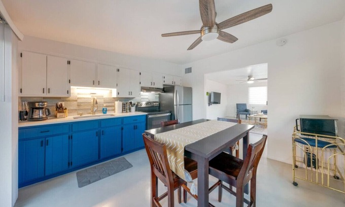 St. Francis Cabrini Apartment | Cozy & Bright/2 BR 1 BA/Central/Spotless