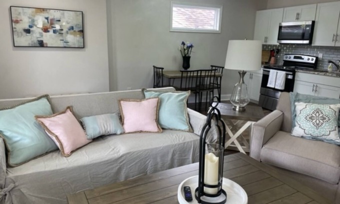 Elsmere House | Cozy bungalow w/deck- 5 minutes from Riverfront